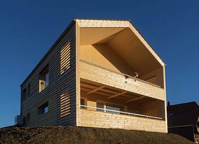 Holzhaus mit klarer Formsprache in Rüschegg