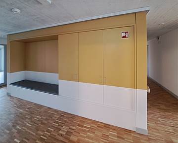 Schrankfront mit Sitzbank