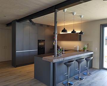 Sehr schön integriert in den Neubau in Holz