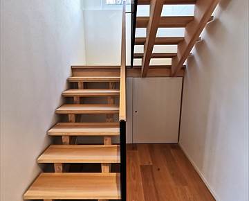 Treppe in Esche mit Geländer in Stahl