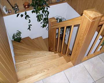 Halbgewendelte Holztreppe