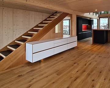 Geländermöbel integriert in offenem Wohnraum
