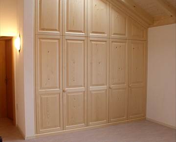 Einbauschrank in Dachschräge, Massivholz