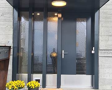 Moderne Eingangsfront mit Glaselementen