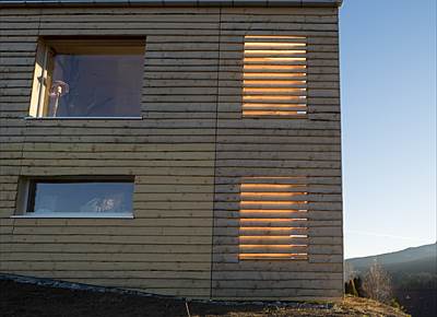 Sehr natürliche Fassade mit CH-Holz